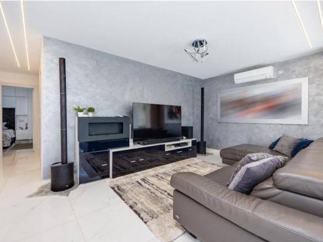 Exquisita Villa Reformada con Piscina Privada en Torrevieja – ¡Lista para Entrar a Vivir!