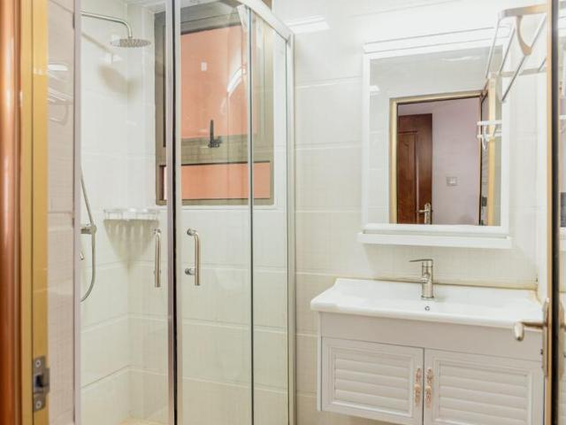 Exquisite 2 bedroom fully furnished apartment with an sq to let