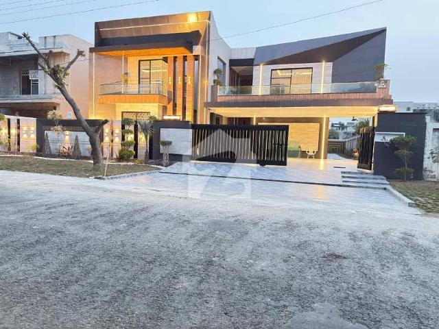 Exquisite 2 Kanal Park Facing Mansion Valencia Town Experience Unparalleled Luxury In This Brand New 2 Kanal Masterpiece. Perfectly Situated Facing A Lush Green Park, This Home Combines Architectural Brilliance With World Class Amenities