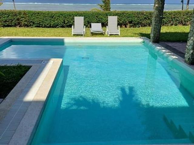 Exquisite 4 Bedroom Beachfront Villa with DSQ at Sultan Palace, Kikambala
