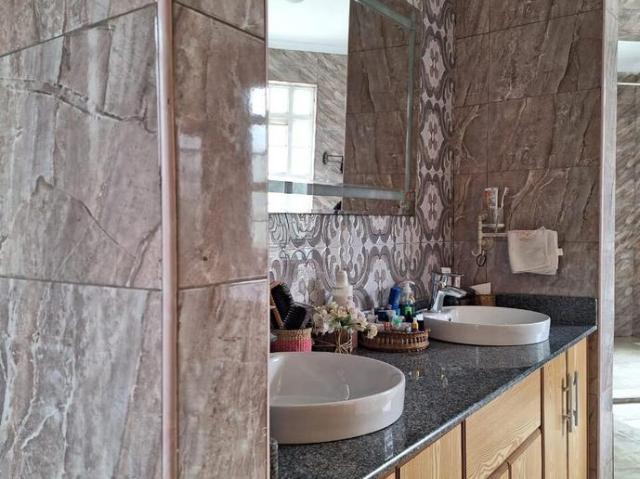 Exquisite 8 bedroom house with 2 bedroom guesthouse for sale