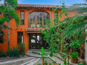 Exquisite Beachfront Mediterranean Villa: Se Vende Casa Cerca del Mar y Frente al Mar en Canoa
