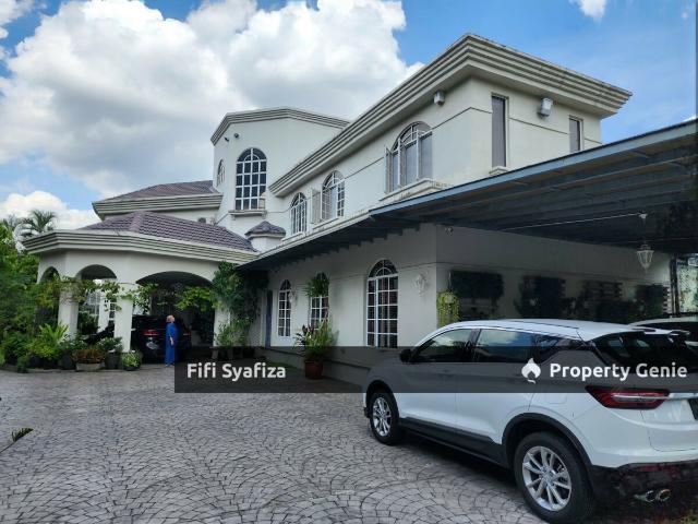 Exquisite English Themed Bungalow In KGSAAS