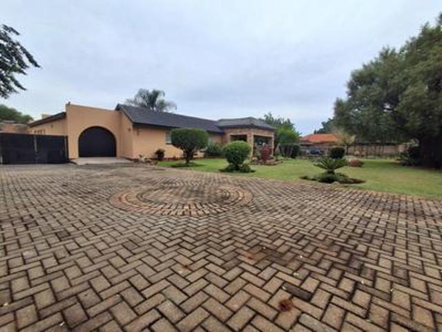 exquisite family estate with indepen.