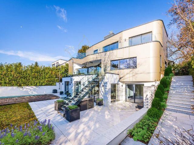 EXQUISITE HIGH TECH FAMILY VILLA!