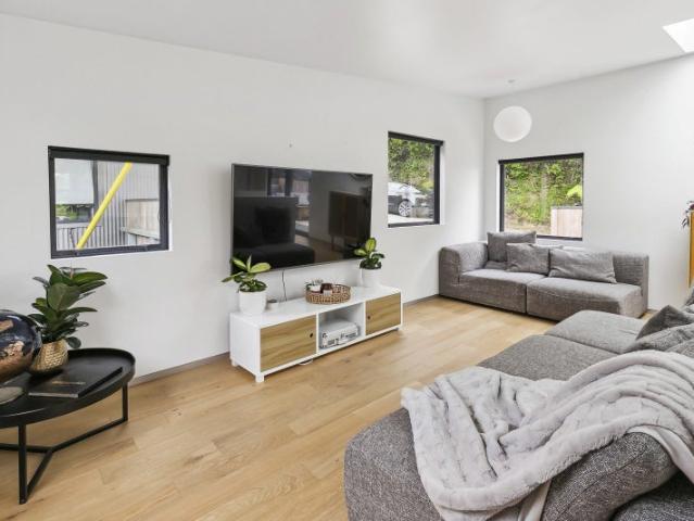 EXQUISITE MODERN LIVING! SO CLOSE TO THE CITY