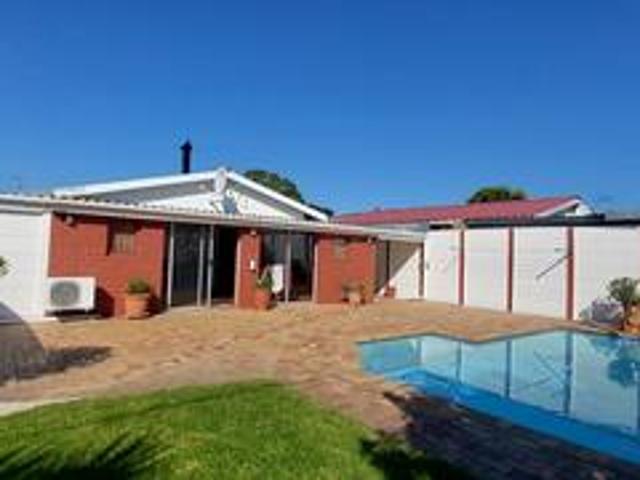 exquisite, pristine & secure 3 bedro.