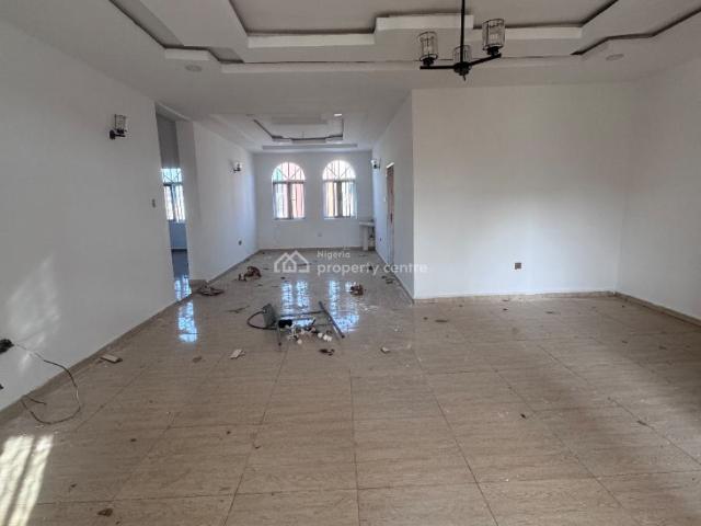 Exquisitely Finished And Spacious 3 Bedroom Flat