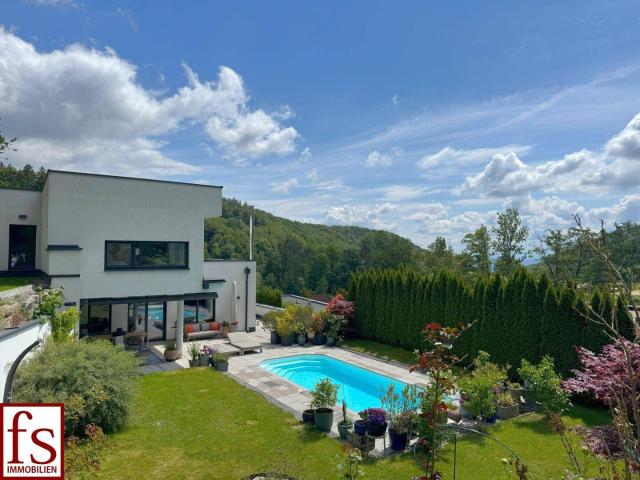 Exquisites Wohnhaus mit schönem Garten und Pool, Ruhelage mit Fernblick