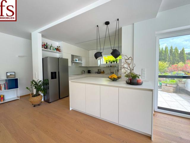 Exquisites Wohnhaus mit schönem Garten und Pool, Ruhelage mit Fernblick