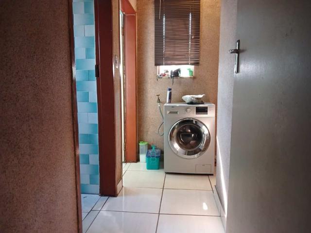 Extended 4 Room House In Chiawelo. Local es Lekker