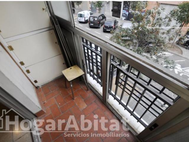 EXTERIOR CON GARAJE Y BALCÓN