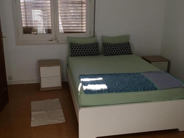 exterior double room with private bathroom in a 5 bedroom flat