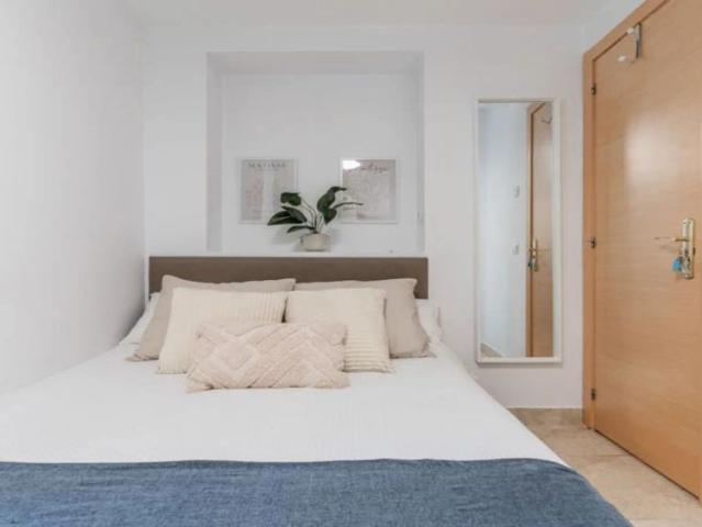 Exterior room with heating in shared apartment, Puerta del Sol