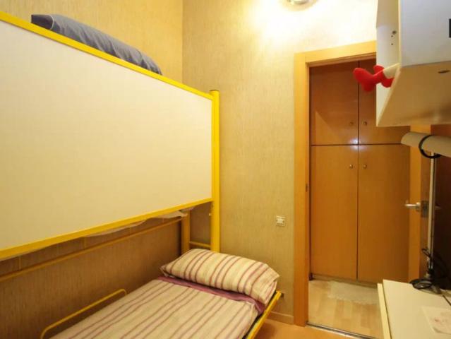 Exterior room with window view interior patio in 3 bedroom apartment, Gràcia