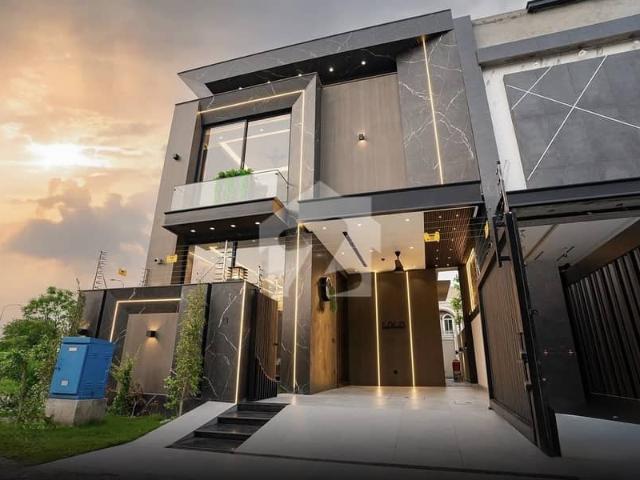 Extra land with four bedrooms near park mosque and easy approch through main road five minute drive from dolmen mall