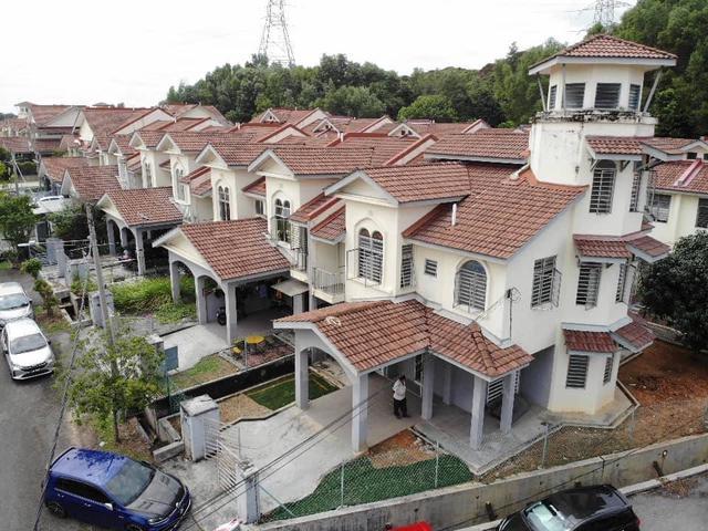 Extra Land 25 Storey Taman Salak Perdana Sepang 6 Bedrooms