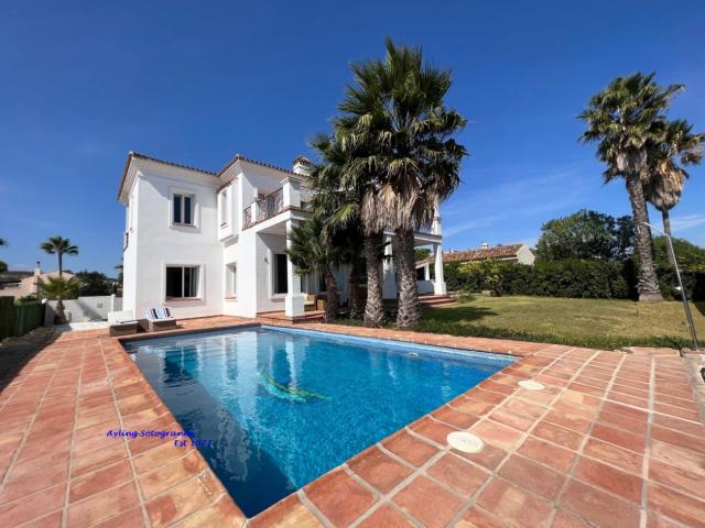 Extraordinary property in La Paloma with 4 bedrooms and 4 bathrooms facing South, with spectacular views of the Mediterranean Sea