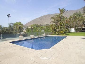 Extraordinaria Casa en La Planicie con piscina y cancha de tennis iluminada