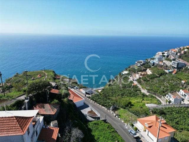 Extraordinaria Moradia T2 na Calheta O Refúgio Perfeito para Desfrutar da Vida perto da Praia