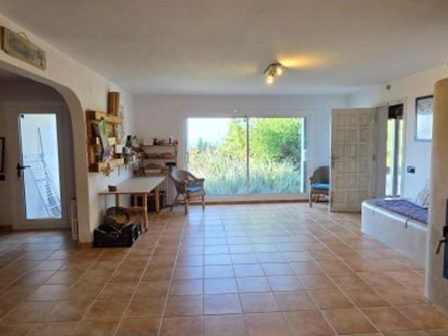 Extraordinaria Propiedad Rural con 850 m2 Construidos, Vistas al Mar y Gran Potencial Turístico