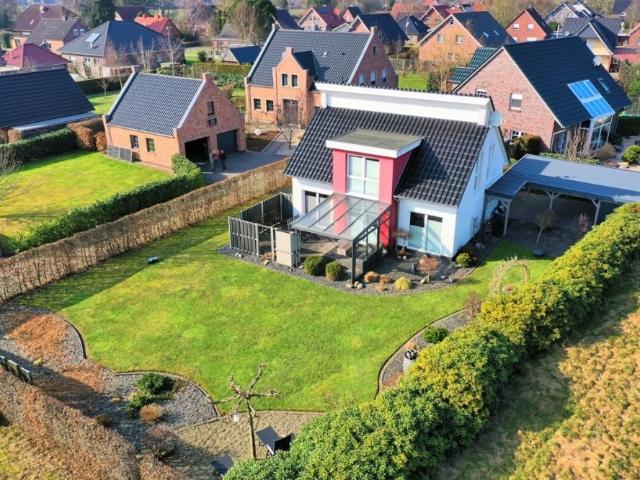 Extravagantes Wohnhaus mit Einbauküche & Doppelcarport in ruhiger Sackgassenendlage