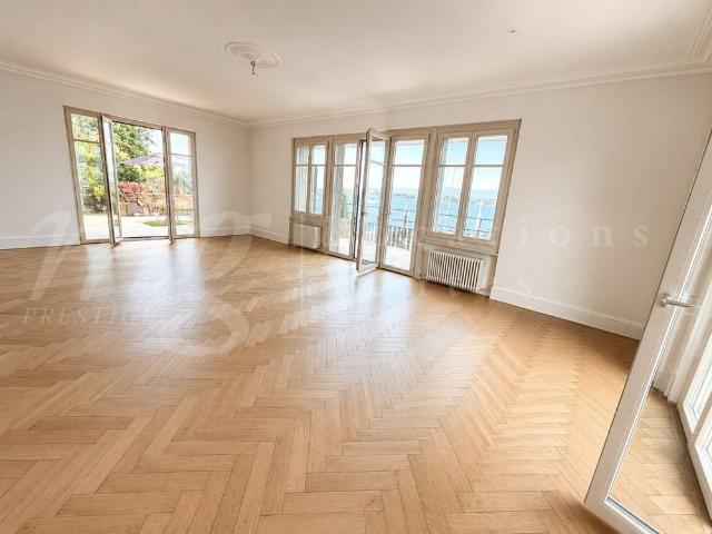 EXTREMELY RARE LAKESIDE LOVELY 5 ROOM HOUSE WITH LARGE TERRACE PONTOON AND BOAT SPACE