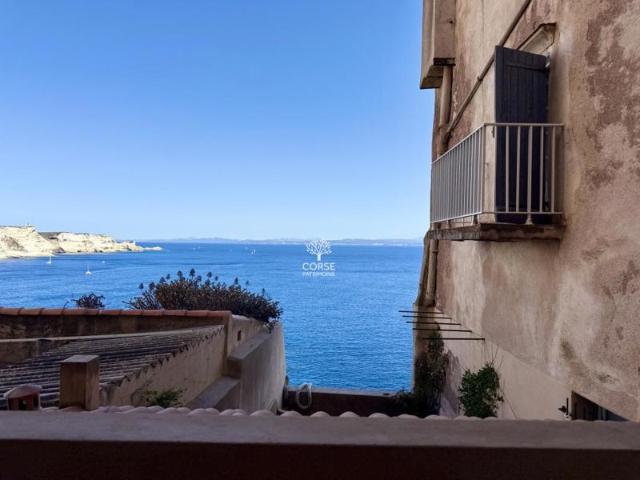 Extremement rare à la vente, duplex sur les falaises de Boni