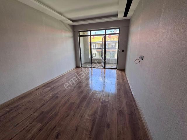Eymir Mahallesi Paradise Sitesi'nde Ferah 1+1 Kiralık Daire