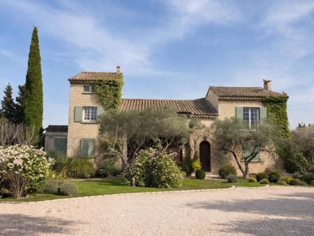 Eygalières – Propriété à rénover avec permis accordé au cœur d'u