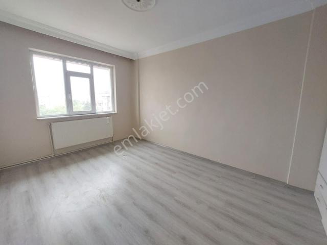Şeyh Şamil Cumhuriyet Lisesi Karşısı 3+1 Bakımlı Satılık Daire