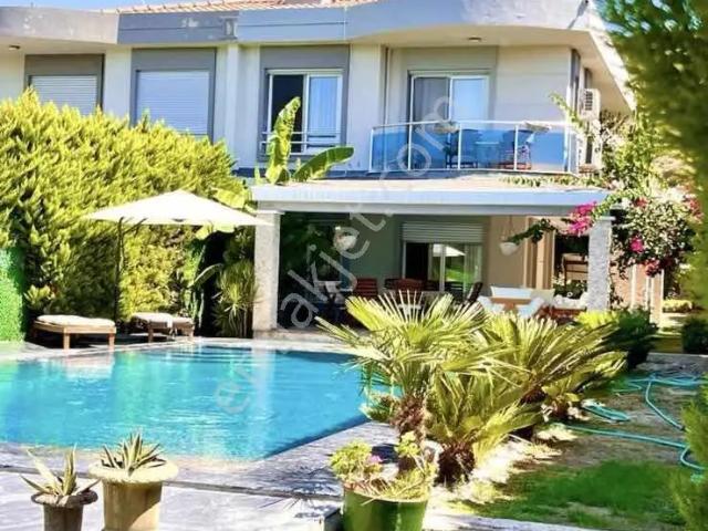 Çeşme Pırlanta Plajında Denize Sıfır Villa