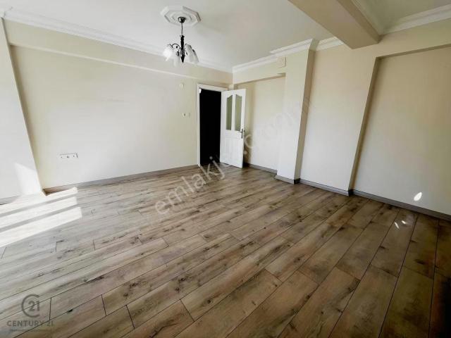 Eyüp Güzeltepe Mahallesi Balkonlu 3+1 Kiralık Daire