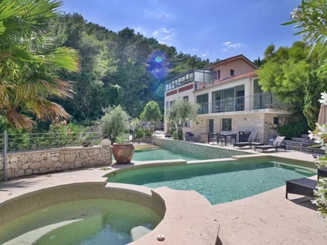 EZE proche de Monaco Villa avec vue mer et superbe piscine. Projet d'extension et de rénovation accordé