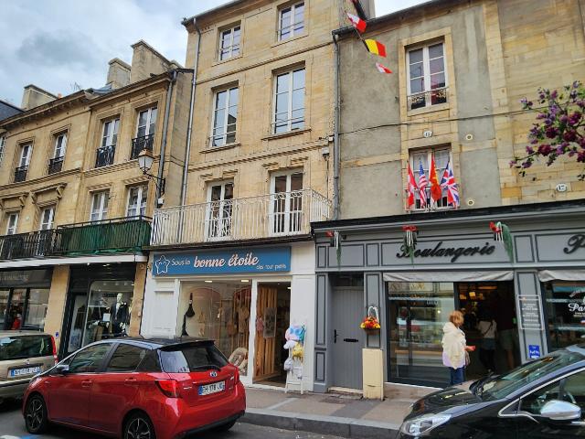 F3 2ème étage entièrement rénové, comprenant séjour, cuisine ouverte aménagée, une chambre, un bureau, salle d