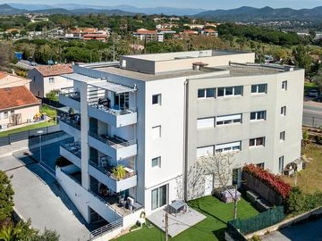 F3 au dernier étage, vue dégagée, deux places de parking