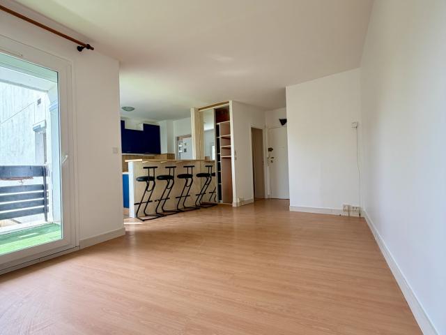 F3 avec balcon / 1 cave + 1 emplacement de parking extérieur