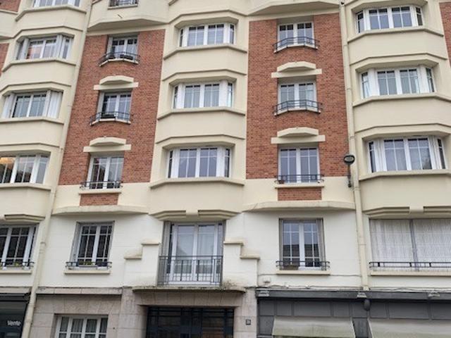 F3 avec Balcon dans un très bel immeuble avec cachet ancien