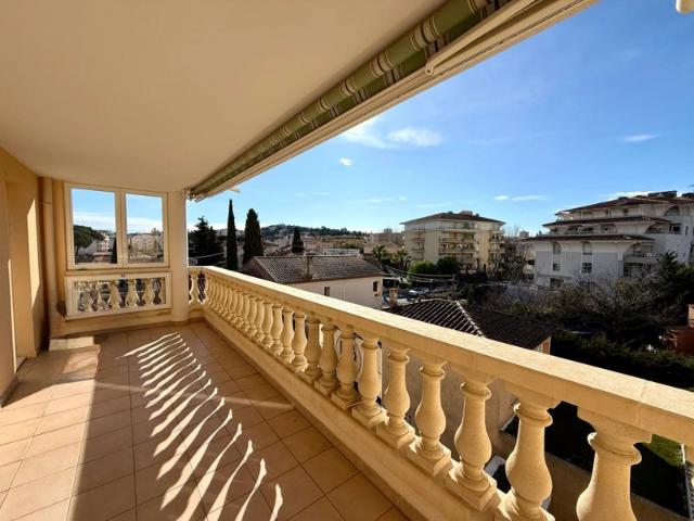 F3 centre ville au calme avec garage ST RAPHAEL