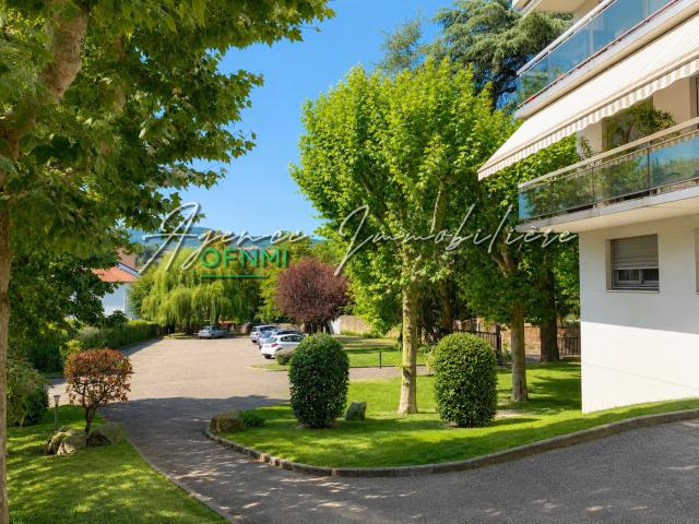 F3 dans cadre de verdure