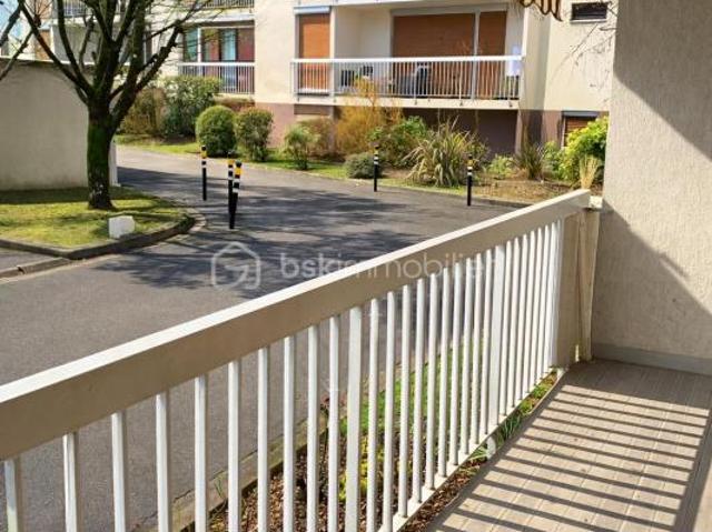 F3 dans petite résidence verdoyante et sécurisée à 10 mn à pied du RER A