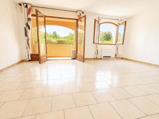 F3 lumineux avec terrasse et parking à 7 mn de l'Ayguade 75m² Hyères