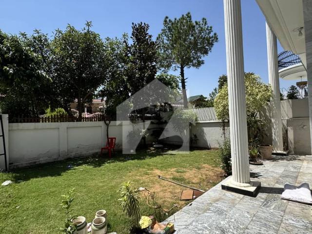 F10 555 Square Yard Excellent And Modern Tile Floor House Top Location Modern Fitting And Fixtures Beautiful Green Lawn