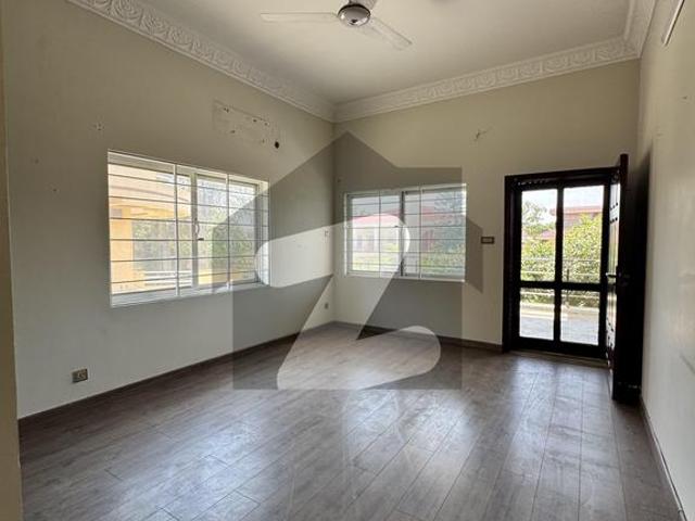 F10 555 Square yard Excellent And Modern Tile Floor House Top Location Modern Fitting And Fixtures Beautiful Green Lawn F 10