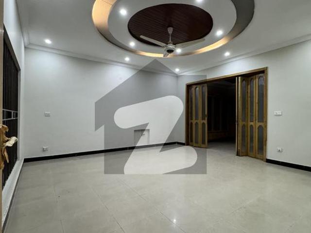F10 666 Square Yard Beautiful House Available For Rent Double Unit House Beautiful Green Lawn Morden fitting and Fixtures Excellent Close End Street F 10