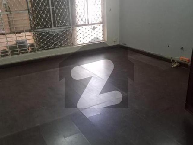 F10 excellent 400sqy 5 beds house marbled and tiled floor servant quarter parking 4 cars f 10