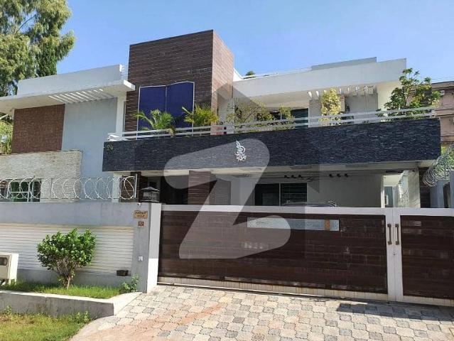 F11/4 House For Sale Size1000 Corner With Extra Land 5bed Tv Lounge Drawing Room Dining Lounge Kitchen Servant Quarter Car Parking