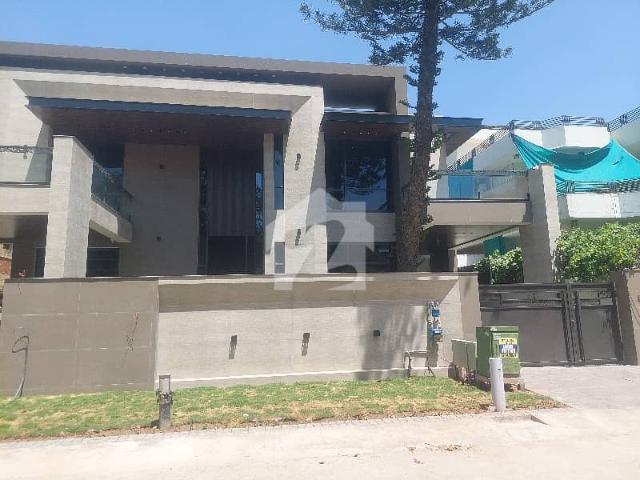 F 11/4: Triple Storey 511 5 Bedrooms House Almost Brand New