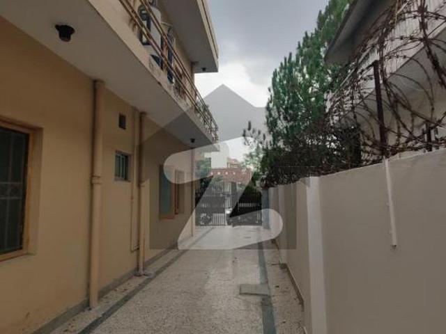 F11 size 333 full back side Anxy house 5beds Rent 270000 Real pic F 11