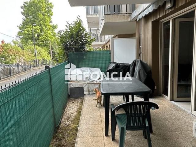 F1 avec grande terrasse